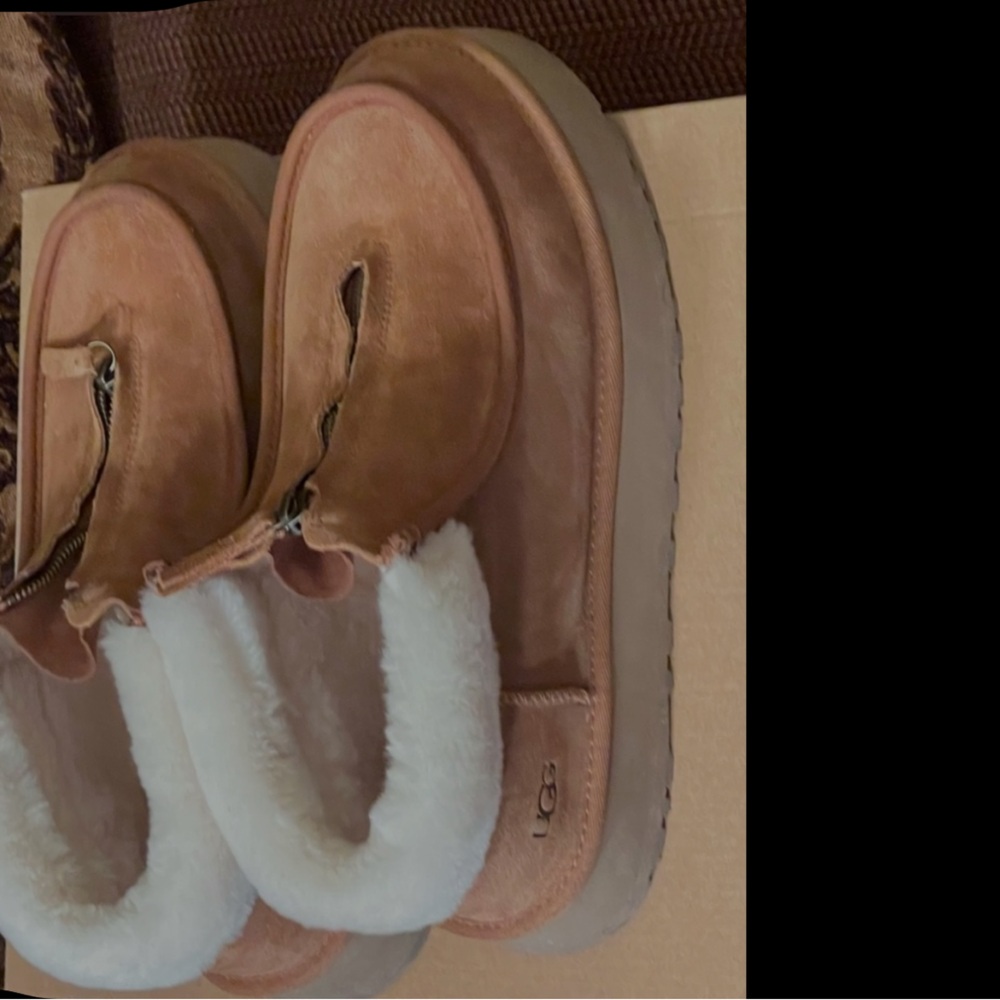 Women’s Ugg boots - Picture 2 of 3